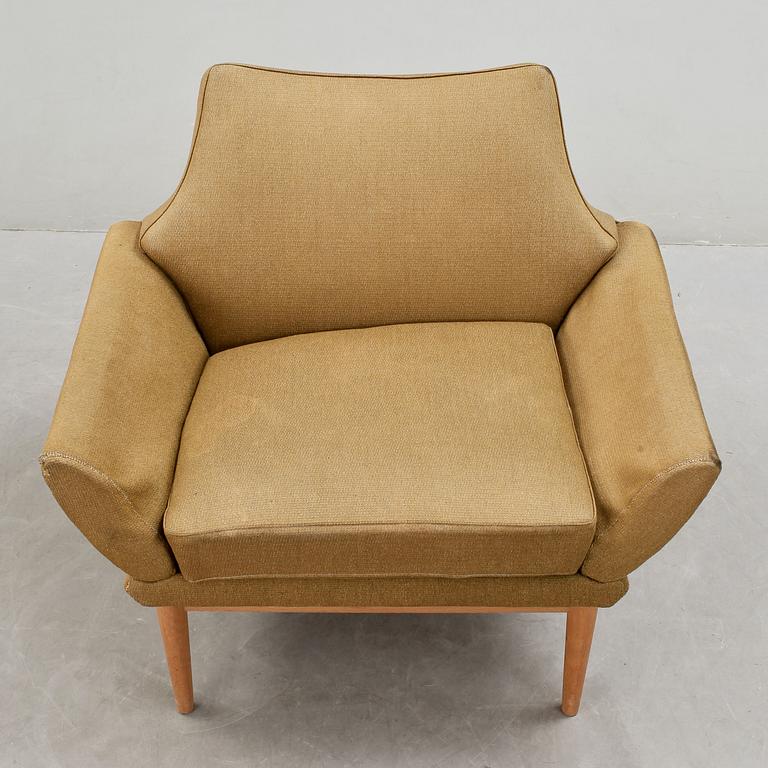 JOHANNES ANDERSEN, 3 delar, Fåtölj, Soffa och bord, Trensum Möbelfabrik, 1960-tal. Soffa etikettmärkt undertill.