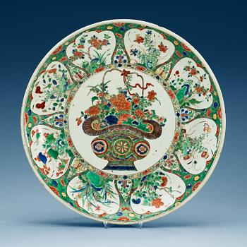 1449. A famille verte charger, Qing dynasty, Kangxi (1662-1722).