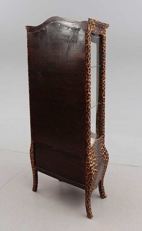 VITRINSKÅP, rokokostil, 1900-talets andra hälft.