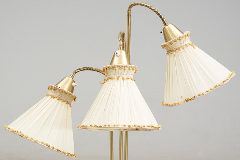 GOLVLAMPA, mässing samt trä, 1960-tal. H ca 150.
