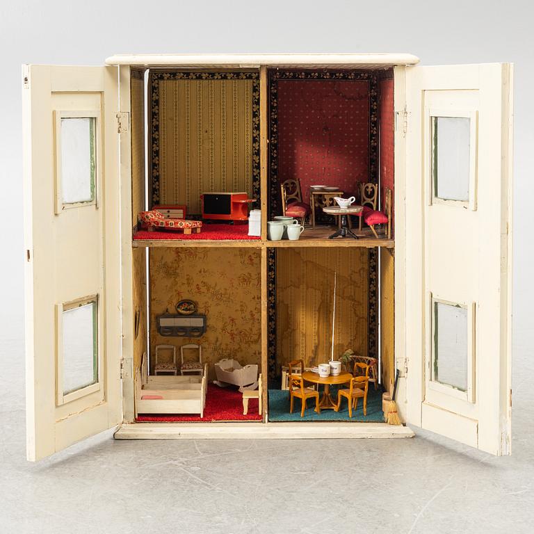 Dockskåp med dockskåpsmöbler samt tillbehör, bl a Berit Bergström, Nolbyn, Värmländskt Hantverk, 1940-/50-tal.