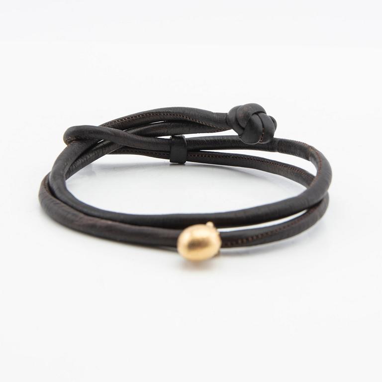 Ole Lynggaard, bracelet in leather with charm in 18k gold, "Sweet drops".