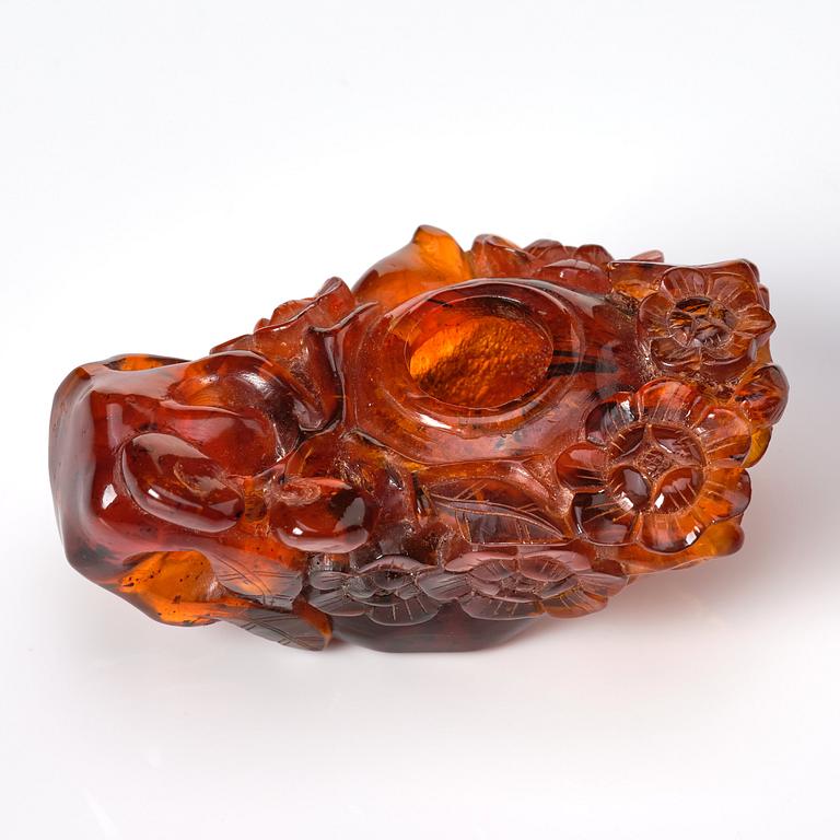 An amber brush washer and three miniature figurines, China, late Qing/early 20th Century.