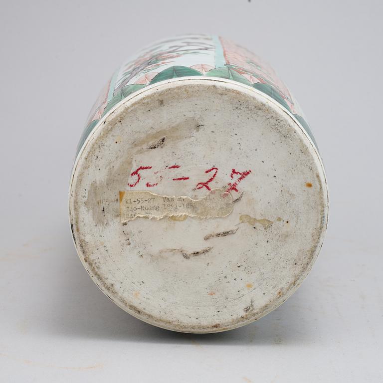 A Chinese Kangxi style porcelain vase, Qing dynasty, 19th century.