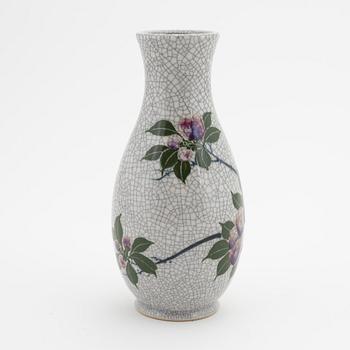 A Japanese vase, first half of the 20th Century.