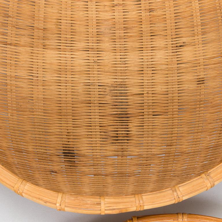 A mid-20th century rattan basket and two rattan trays. Retailer Artek Finland.