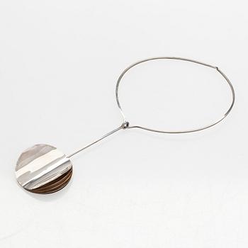 Mirjam Salminen, halssmycke, silver, Kaunis Koru, Helsingfors 1972.