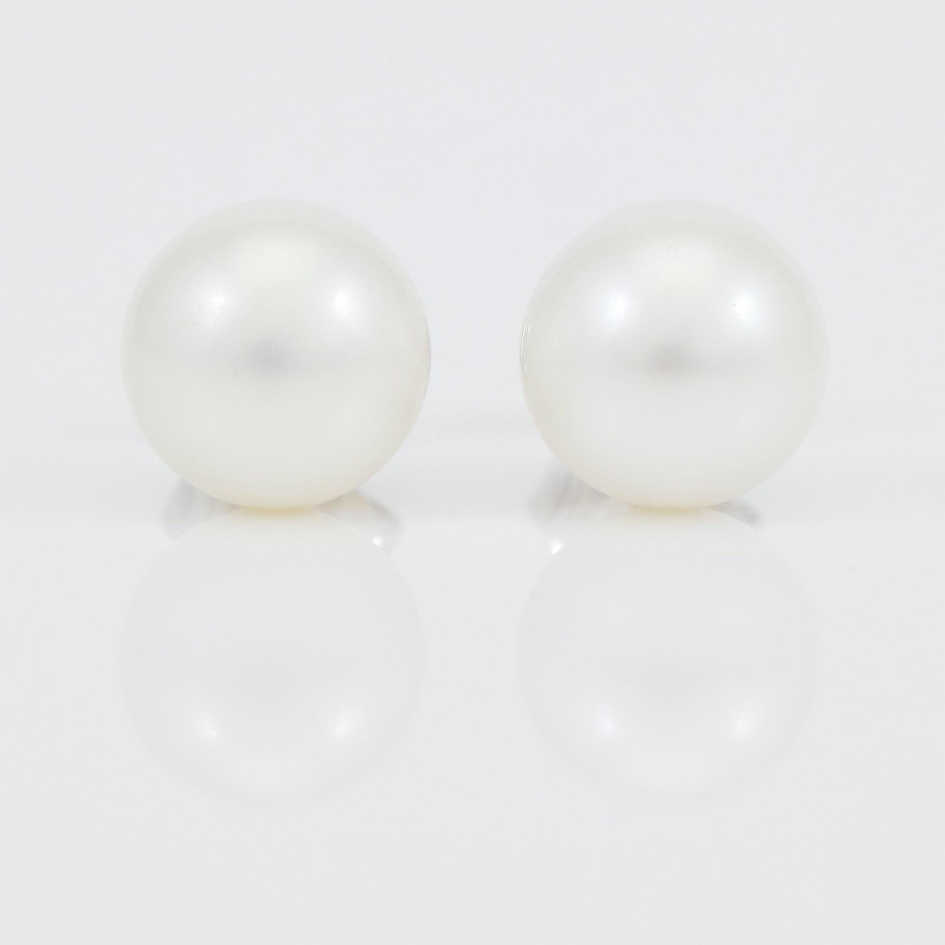 ÖRHÄNGEN, 1 par, odlade vittonade sötvattenspärlor.