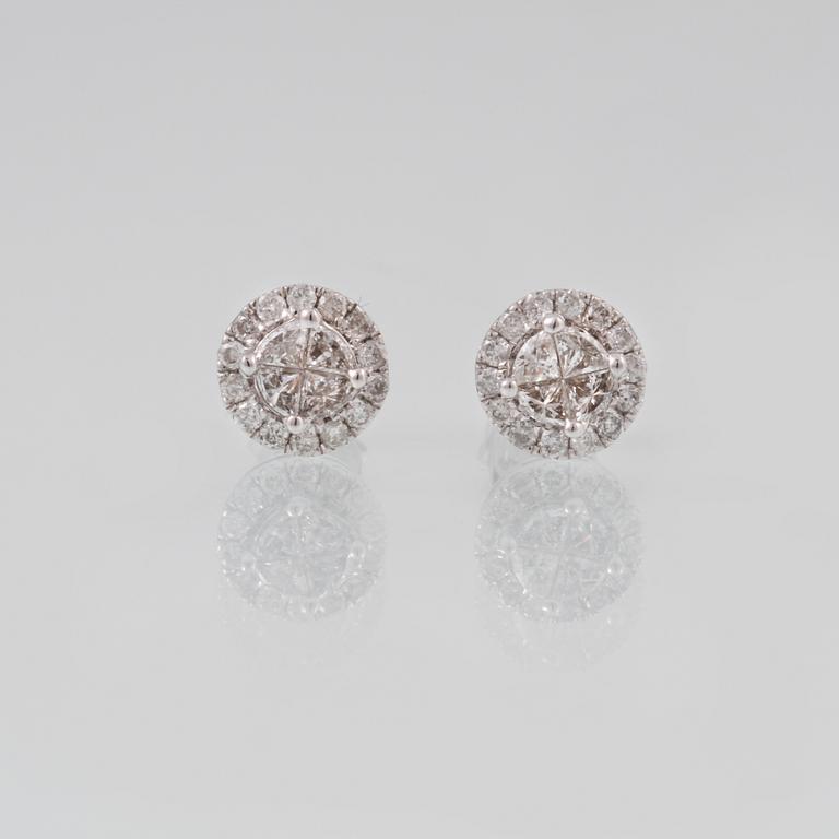 ÖRHÄNGEN, 18K vitguld med briljant och triangelslipade diamanter ca 0.54 ct. Vikt 1,7 gram.