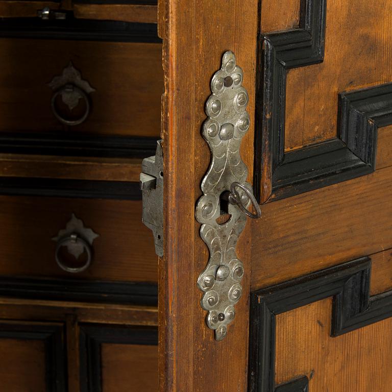 Kaappi/kabinettikaappi, barokkityyli, 1800/1900-luku.