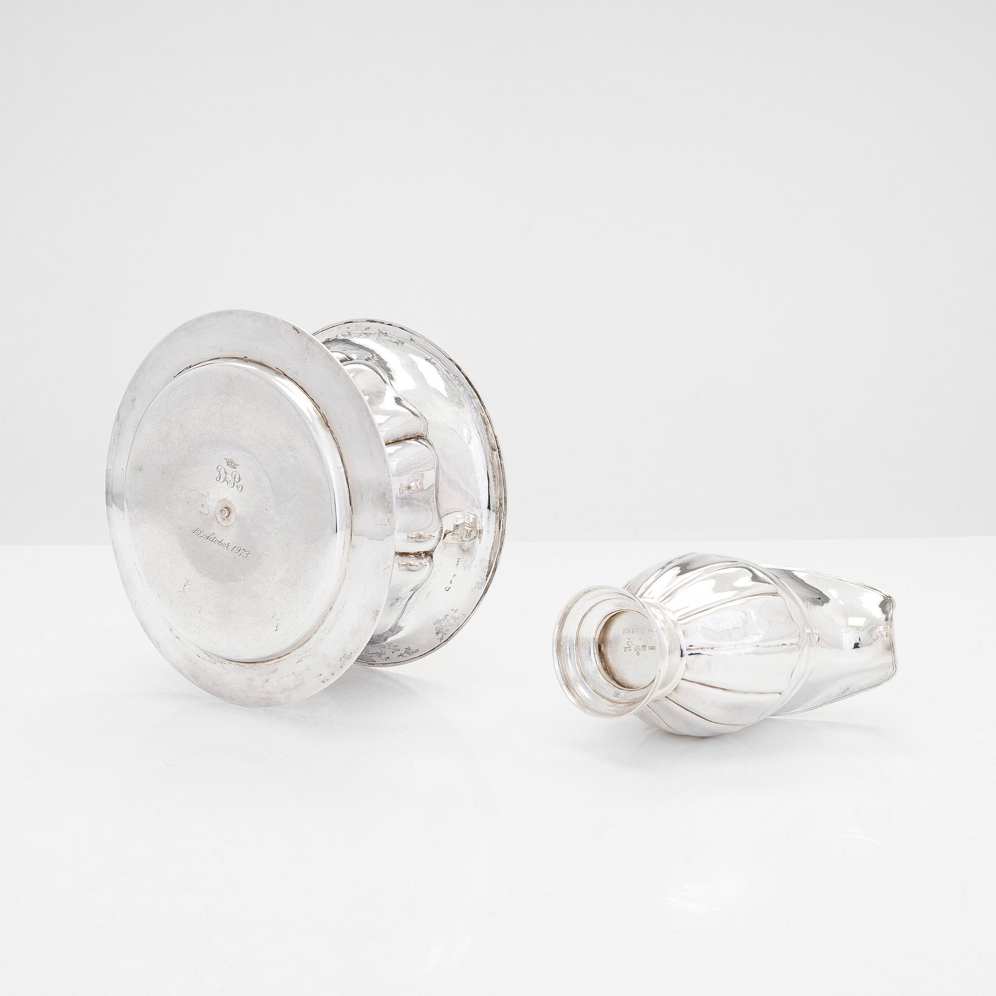 Såsskål, silver, Olof Robert Lundgren (verksam i Åbo 1821-82) och gräddsnäcka, silver, Gustaf Holmberg, Åbo 1846.