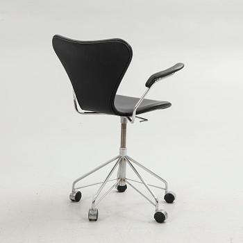 Arne Jacobsen, Office chair, "3217 Sjuan", Republic of Fritz Hansen, Denmark.