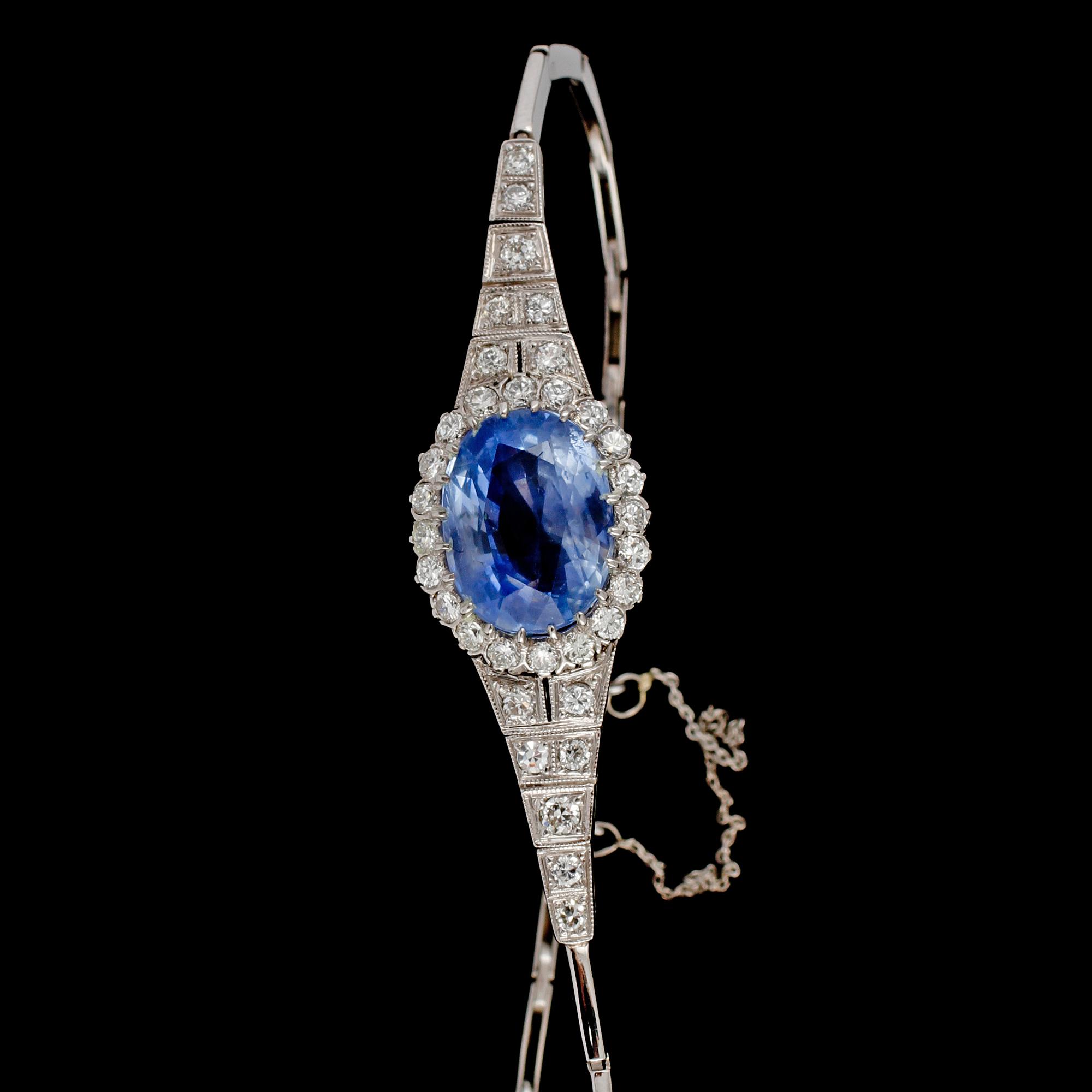 ARMBAND, 18k vitguld med blå safir och 34 briljantslipade diamanter, Gustav Dahlgren & Co, Malmö, 1940. Vikt 10 g.