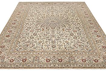 A Kashan carpet, a. 405 x 295 cm.