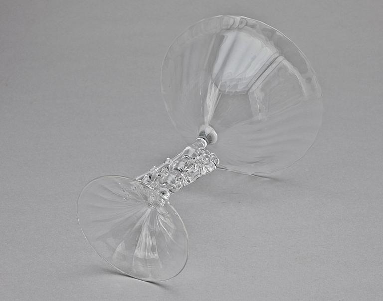 SKÅL PÅ FOT, glas, Nils Landberg, Orrefors, 1900-talets mitt.