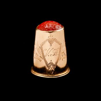 FINGERBORG, 18 k guld, med karneol, 1916. Vikt ca 3 g.