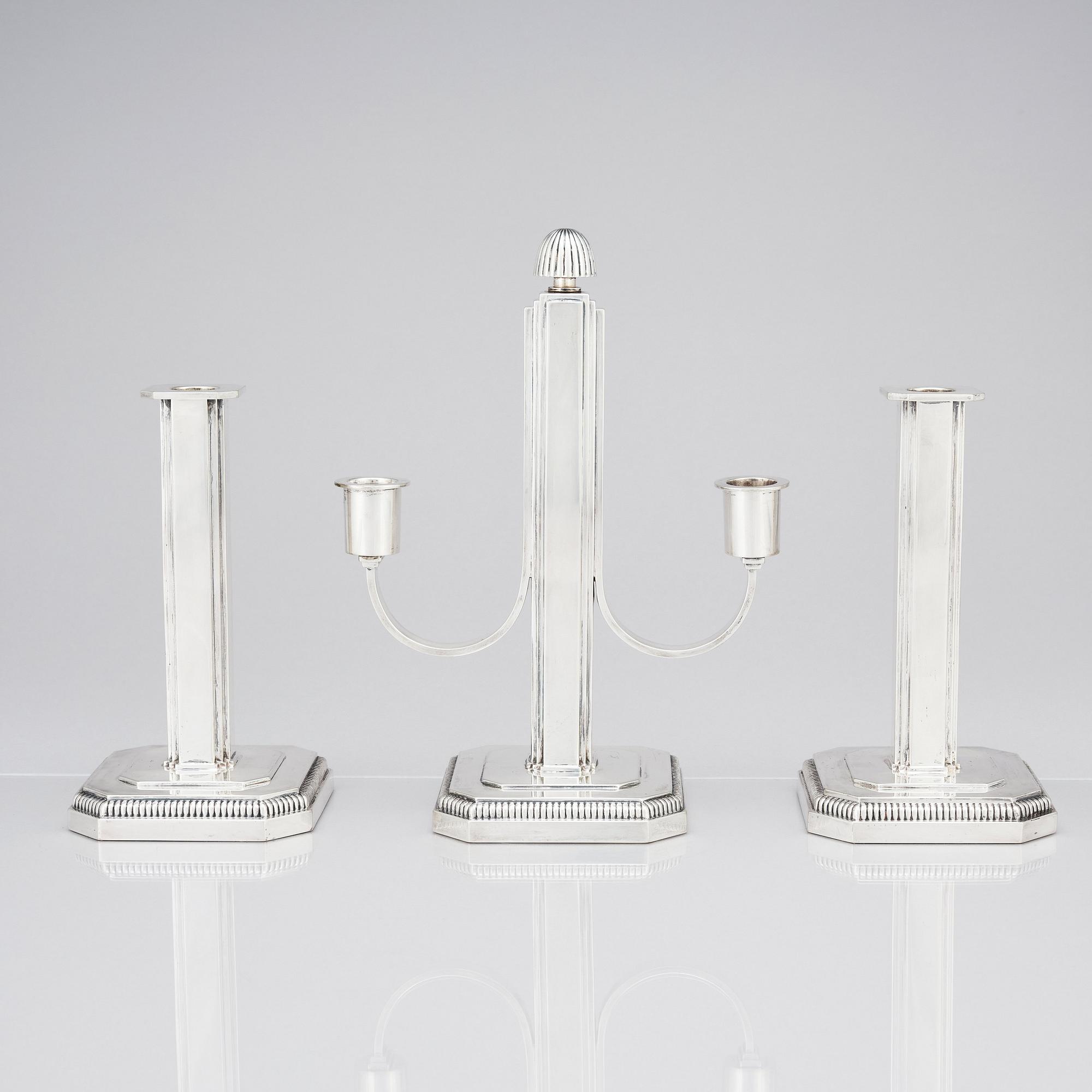 W.A. Bolin, garnityr, en kandelaber och ett par ljusstakar, Stockholm 1953, silver.