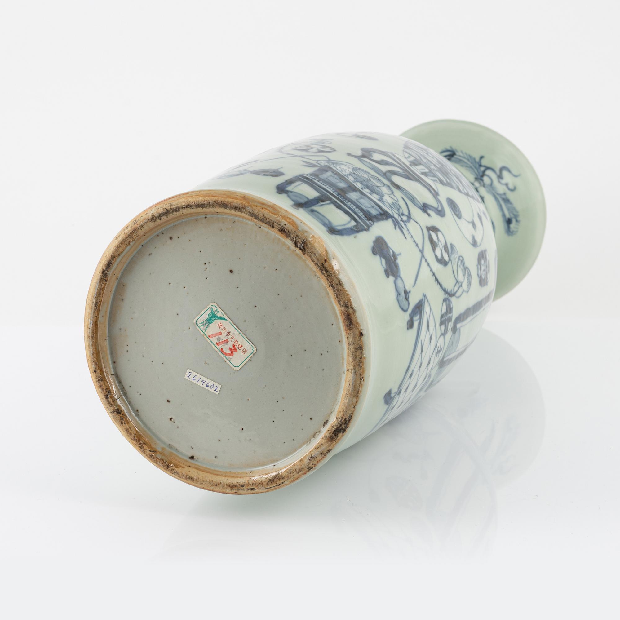 A Chinese porcelain vase, Qing dynasty, late 19th Century.
