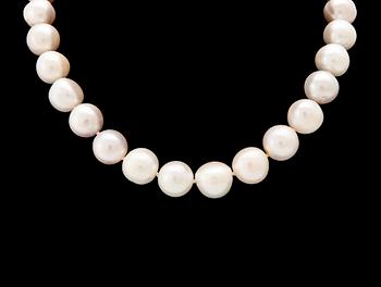 Collier odlade pärlor med lås av 14K vitguld samt runda briljantslipade diamanter.