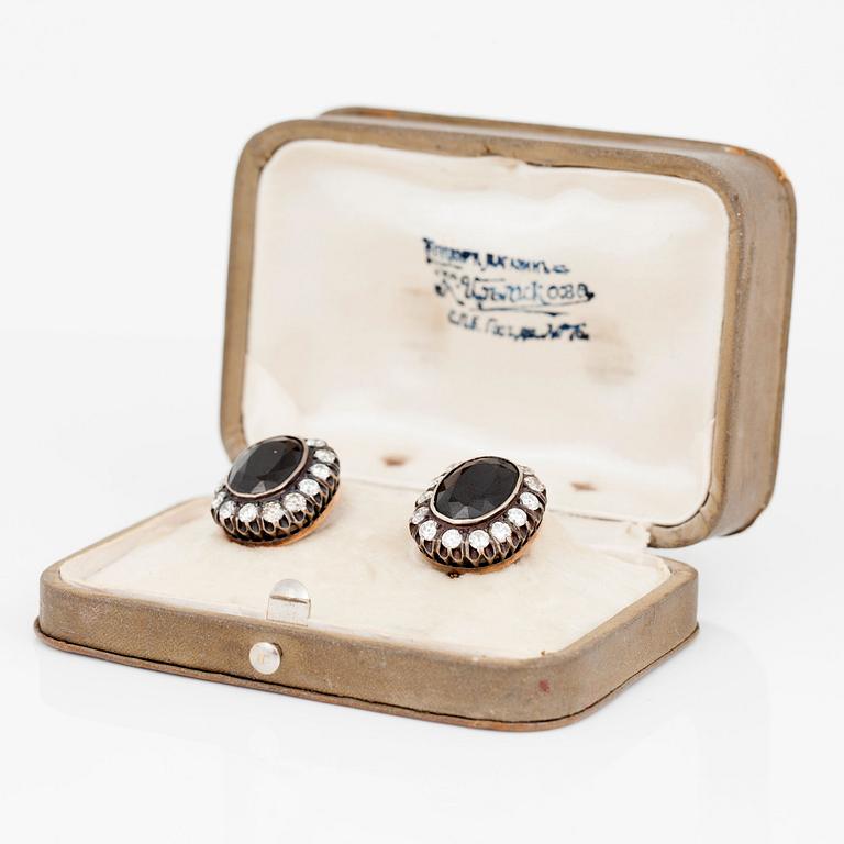 ÖRHÄNGEN med onyx och gammalslipade diamanter totalt ca 2.80ct. Ryska stämplar.