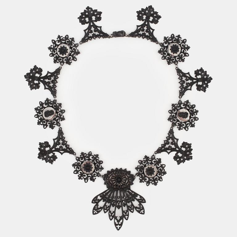 Collier svärtat gjutjärn och stål, nygotik. Berlin 1820-30.