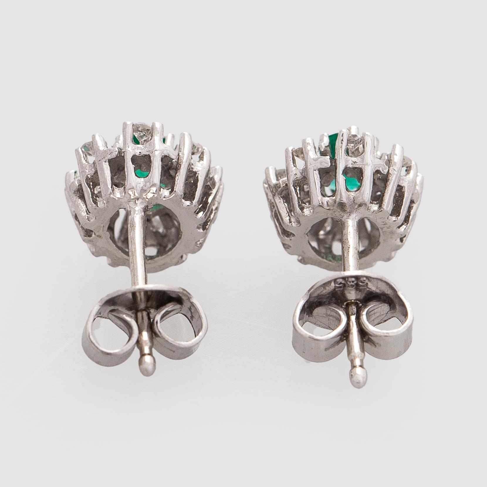 Örhängen, 14K vitguld, smaragder och diamanter.