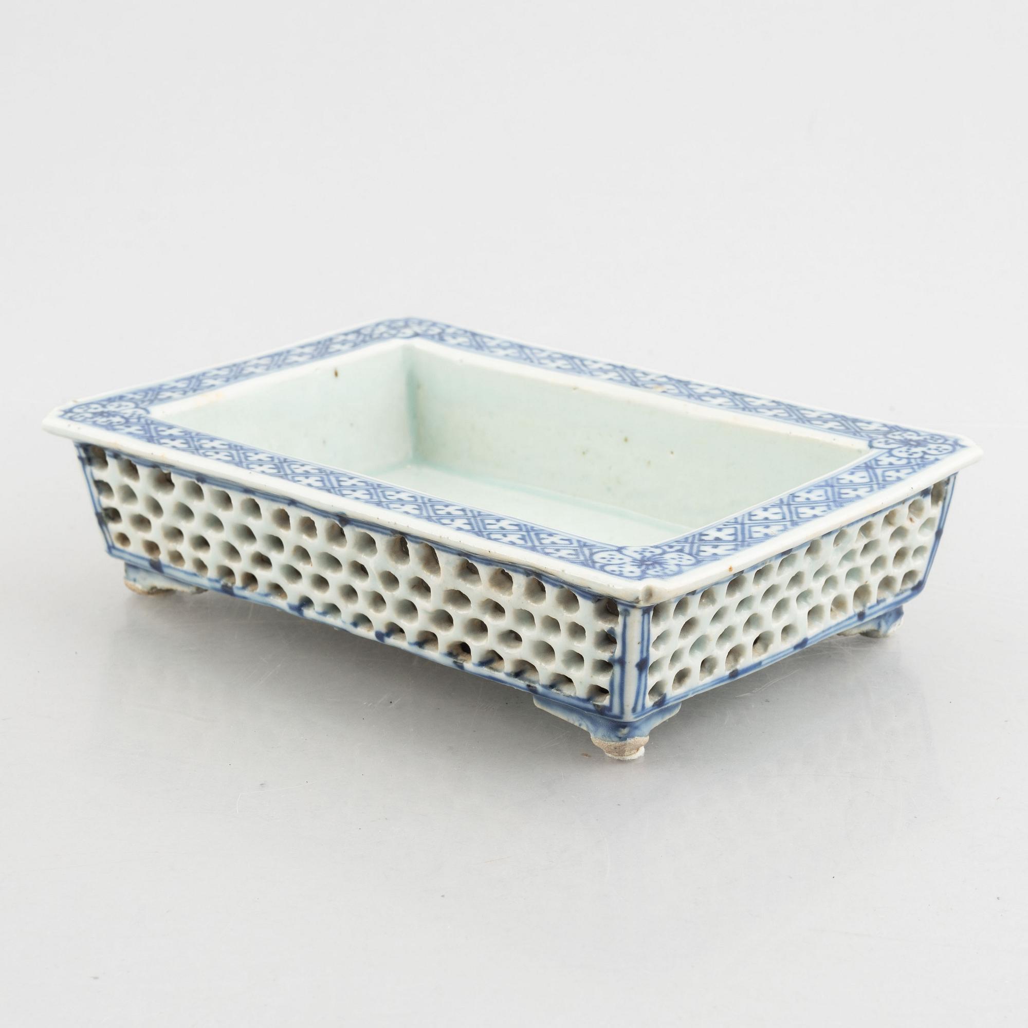 A porcelain flower pot, China, Qing dynasty, 19th century.