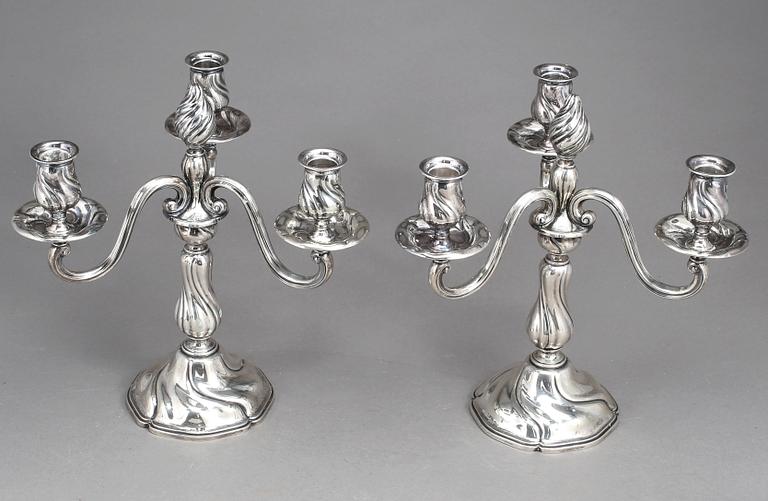 KANDELABRAR, ett par, silver, rokokostil, med svenska kontrollstämplar, 1900-talets första hälft.