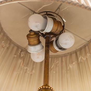 A porcelain table lamp, France, around 1900.