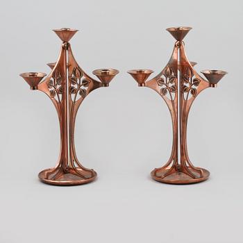 KANDELABRAR, ett par, koppar, jugendstil, omkring 1900-talets mitt.