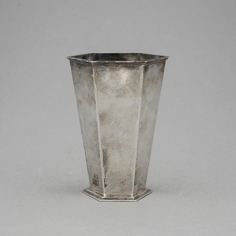 VAS, silver, J L Hultman AB, Stockholm,  1945. Vikt ca 250g.