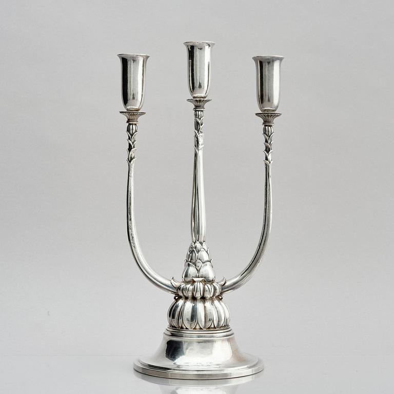Georg Jensen, trearmad kandelaber, sterling silver, design Harald Nielsen, modell nr 595, Köpenhamn 1925-1932.