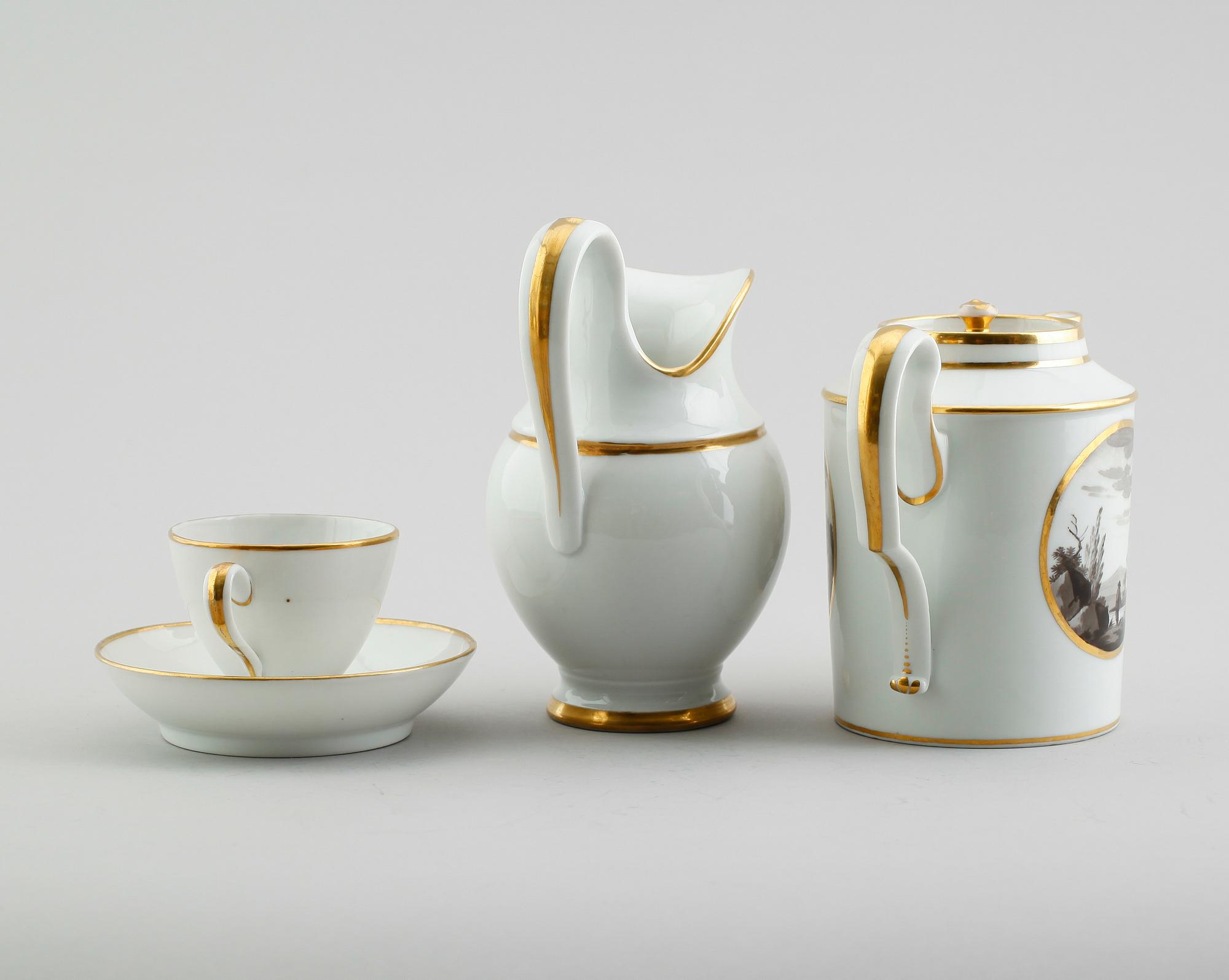 KAFFEKANNA, TILLBRINGARE SAMT KOPP MED FAT, porslin, empirestil, 1800-/1900-tal.