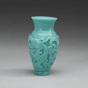 A turquoise Peking glass vase, Qing dynasty, 19th Century.