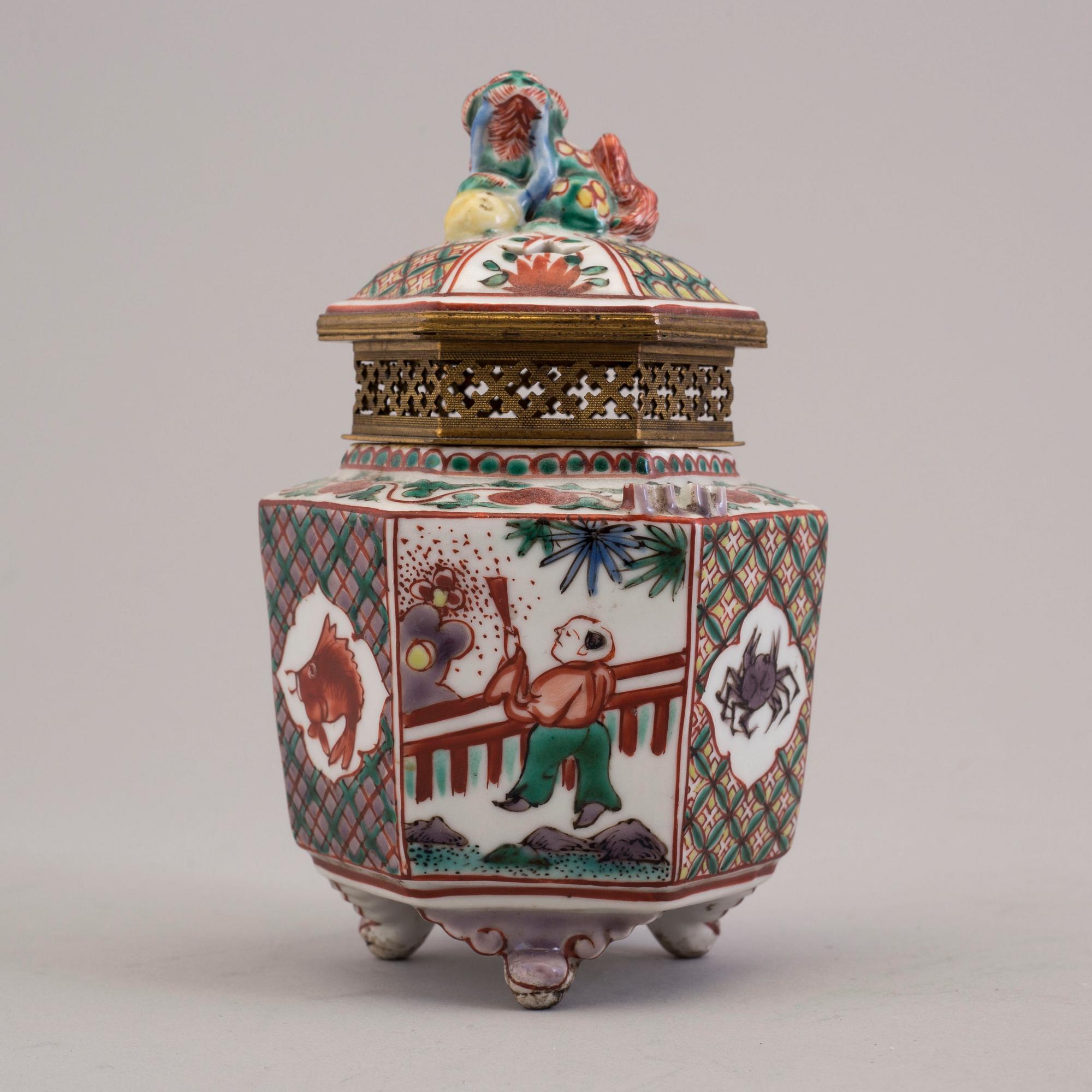 Two Japanese vases, bronze and porcelain, 20th century.