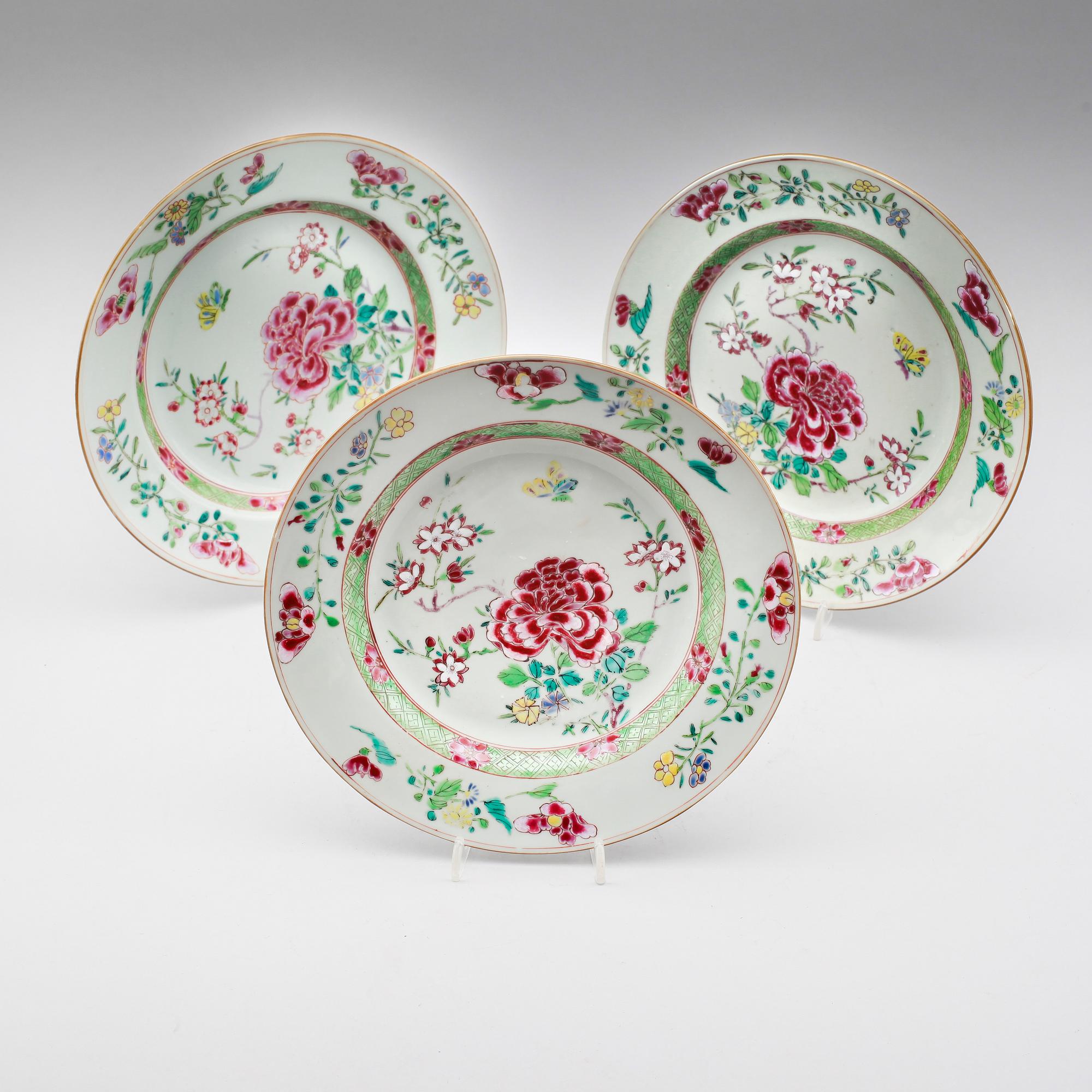 TALLRIKAR, 3 st, porslin, Qianlong 1736-1795.