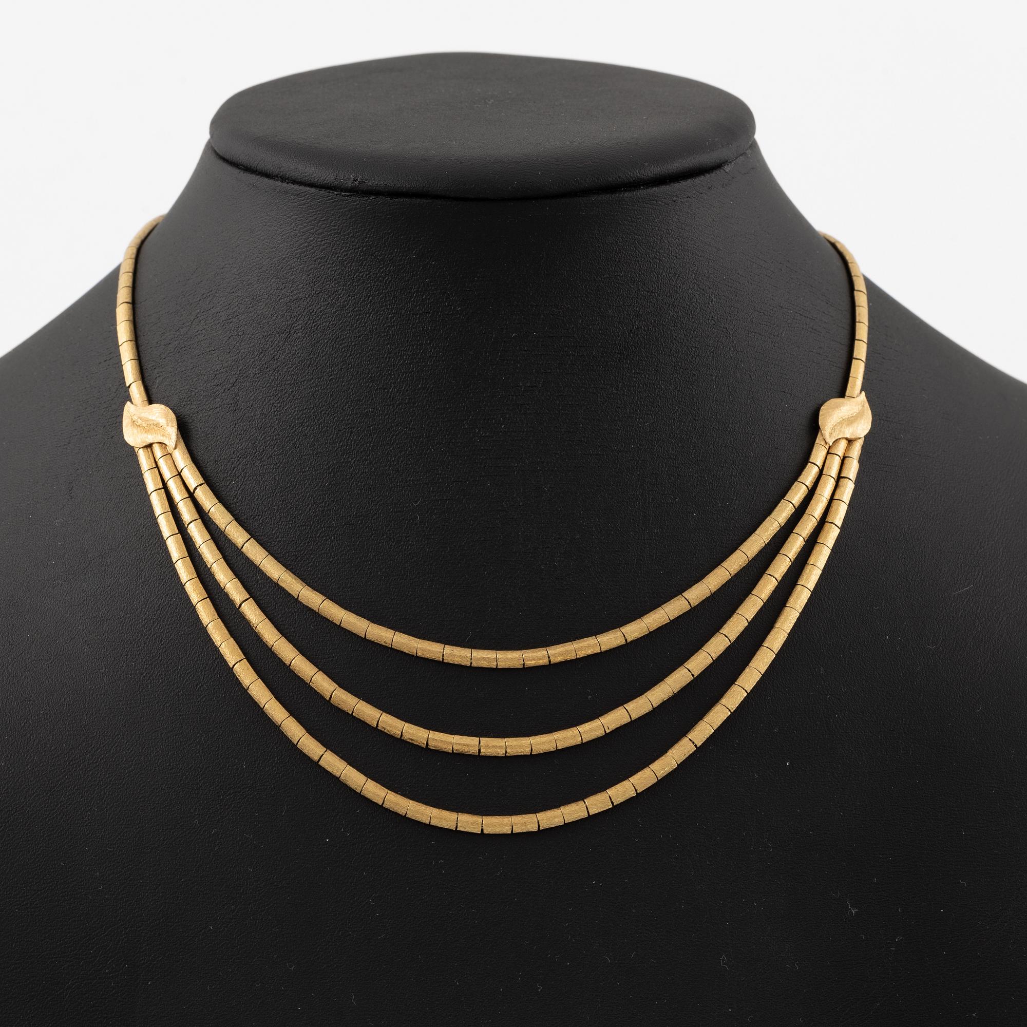 A necklace in 18K gold.