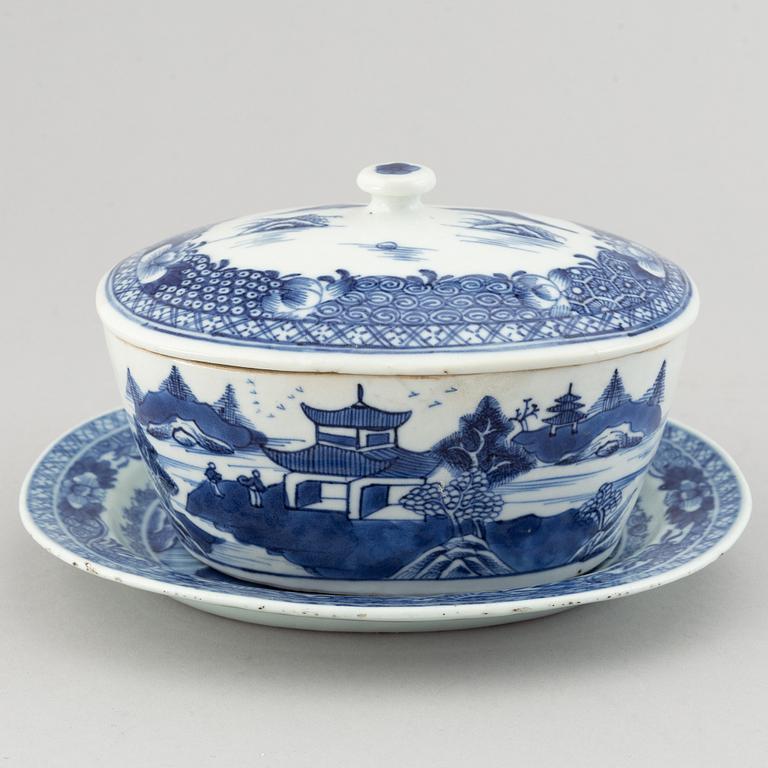 A blue and white bowl with cover and dish, Qing dynasty, Qianlong (1736-95).