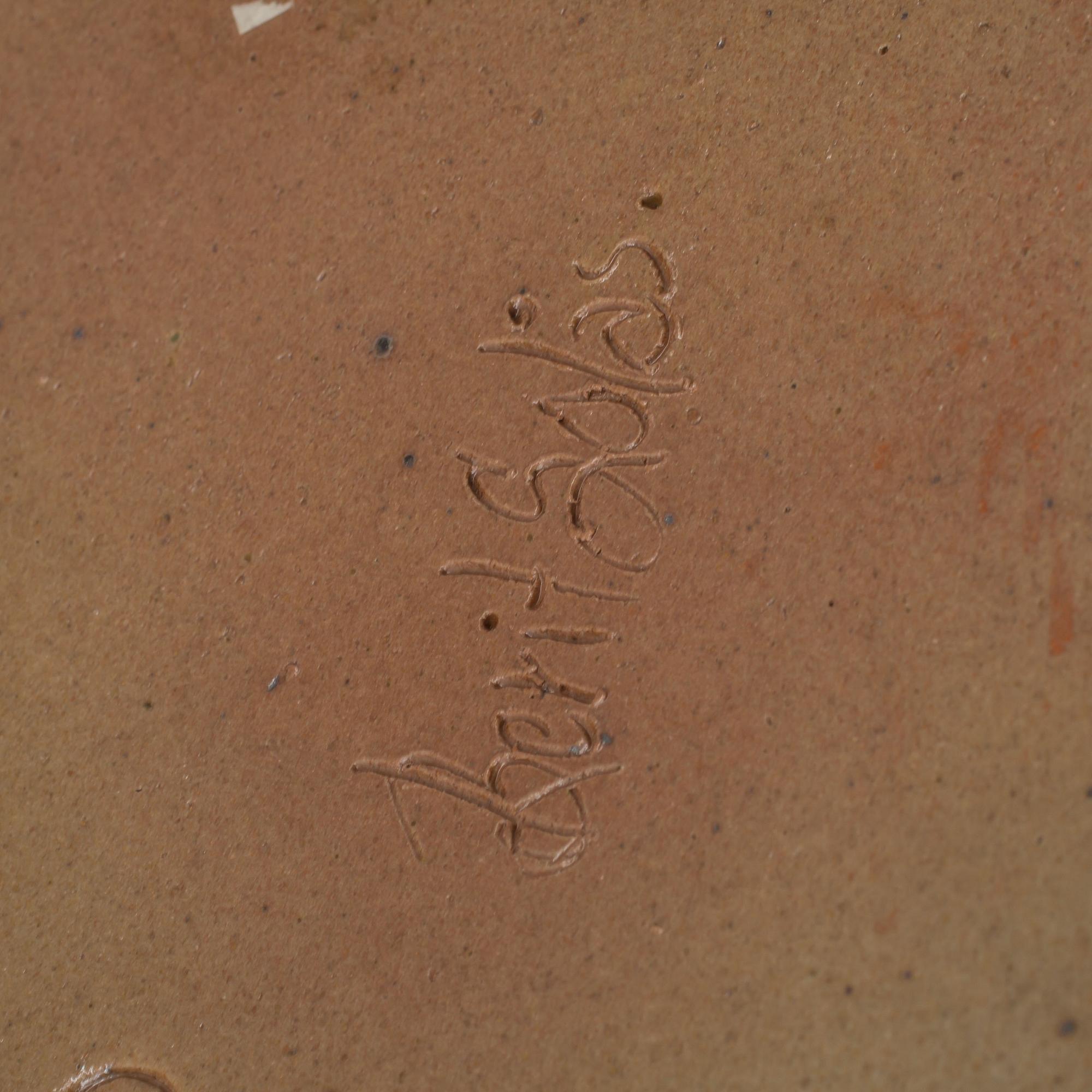 GOLVVAS, stengods. Signerad Berit Solås.