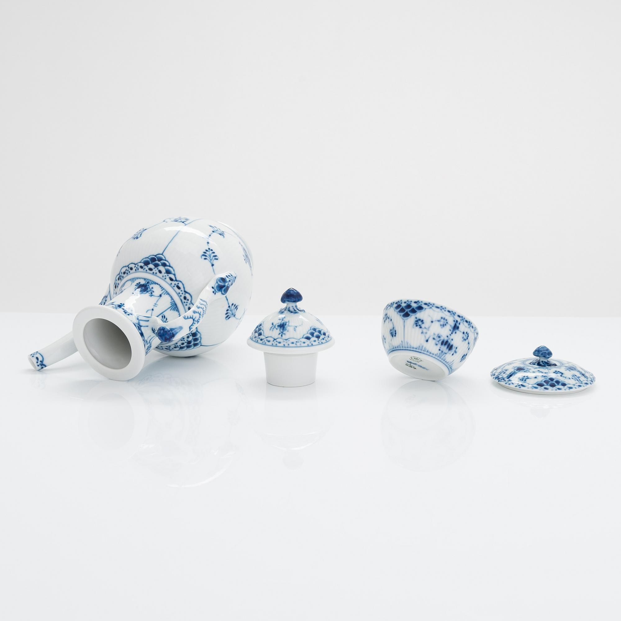 A 31-piece Royal Copenhagen 'Musselmalet' porcelain coffee set.