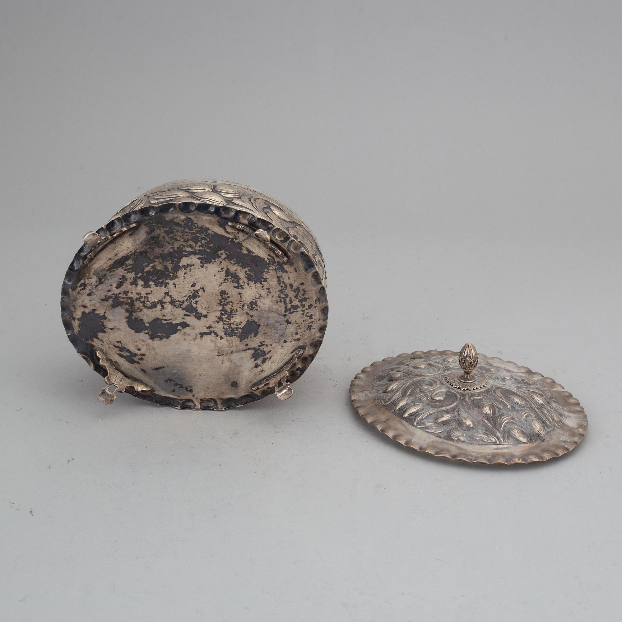 SKRIN MED LOCK, silver, otydliga stämplar, troligen Österrike, 1800-tal.