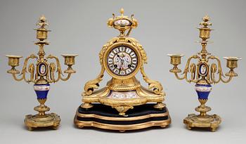 GARNITYR MED BORDSPENDYL OCH ett par KANDELABRAR, Ny Louis XVI, sent 1800-tal.
