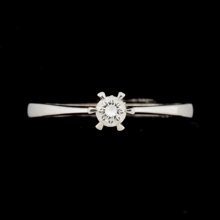 RING, 18k vitguld, rund briljantslipad diamant ca 0,22ct. Vikt ca 2,5g.