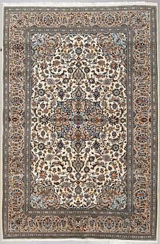 A KESHAN RUG, 295 x 197 cm.