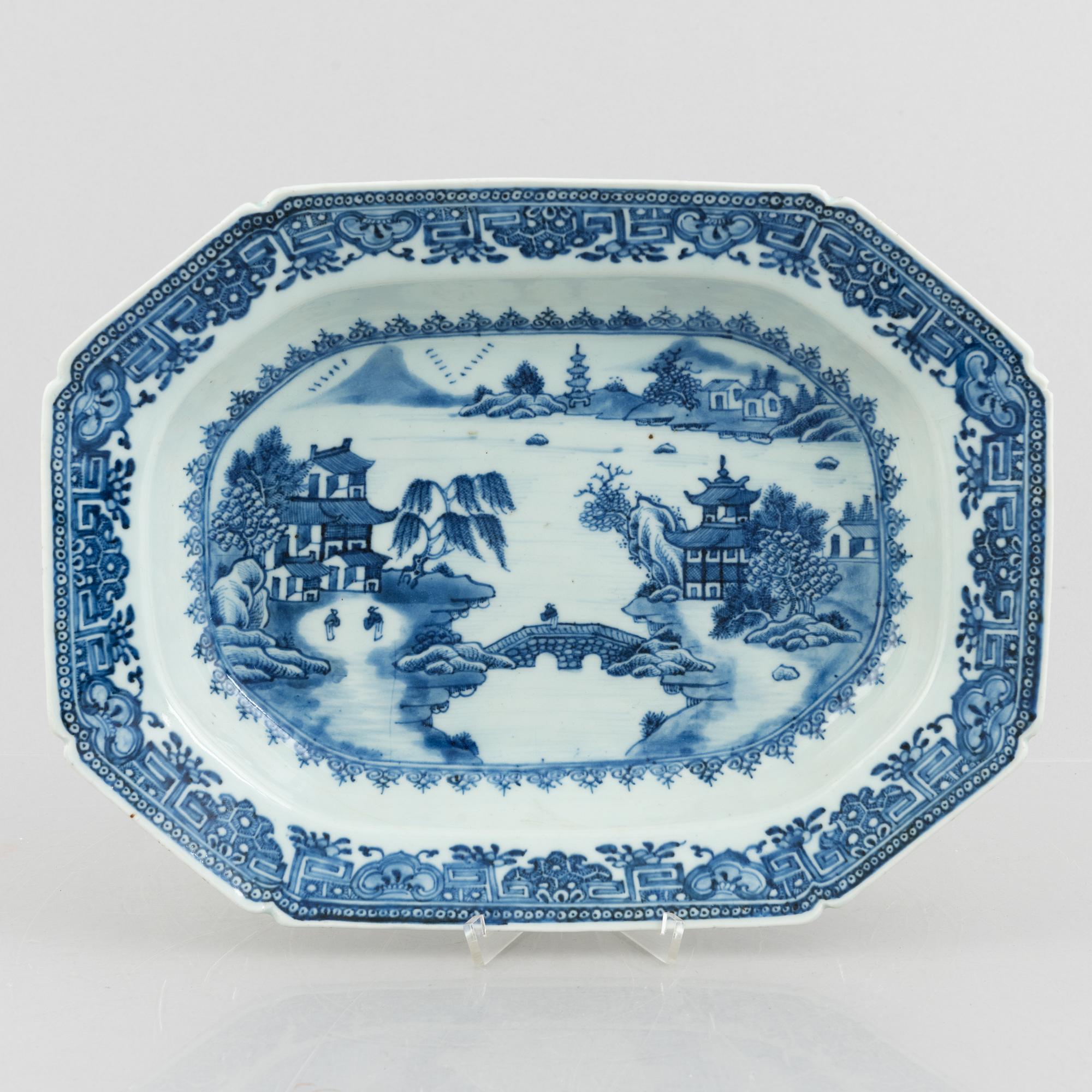 A Chinese blue and white export porcelain tureen stand, Qing dynasty, Qianlong (1736-95).