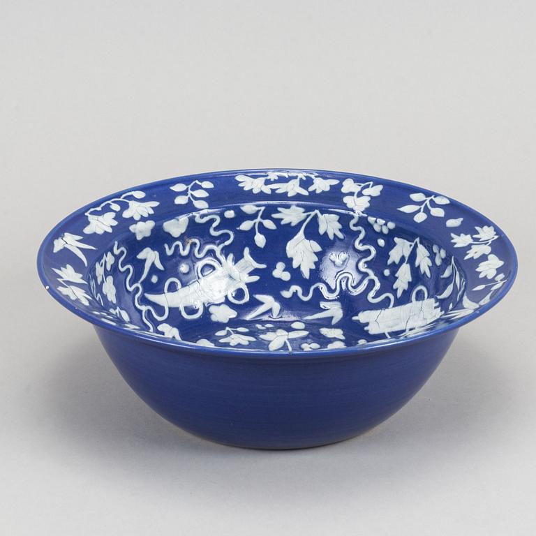 A blue and white reverse decorated basin, Mingstyle, late Qing dynasty.