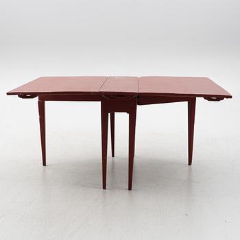 A drop-leaf table, 19th century.