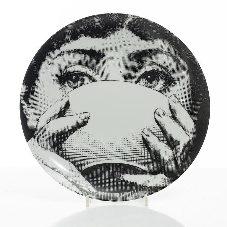 Piero Fornasetti, tallrikar, 2 st, porslin, "Tema e Variazioni", Milano, Italien.