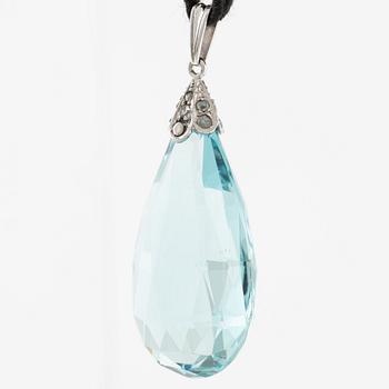 Hänge platina med briolettslipad akvamarin och rosenslipade diamanter.