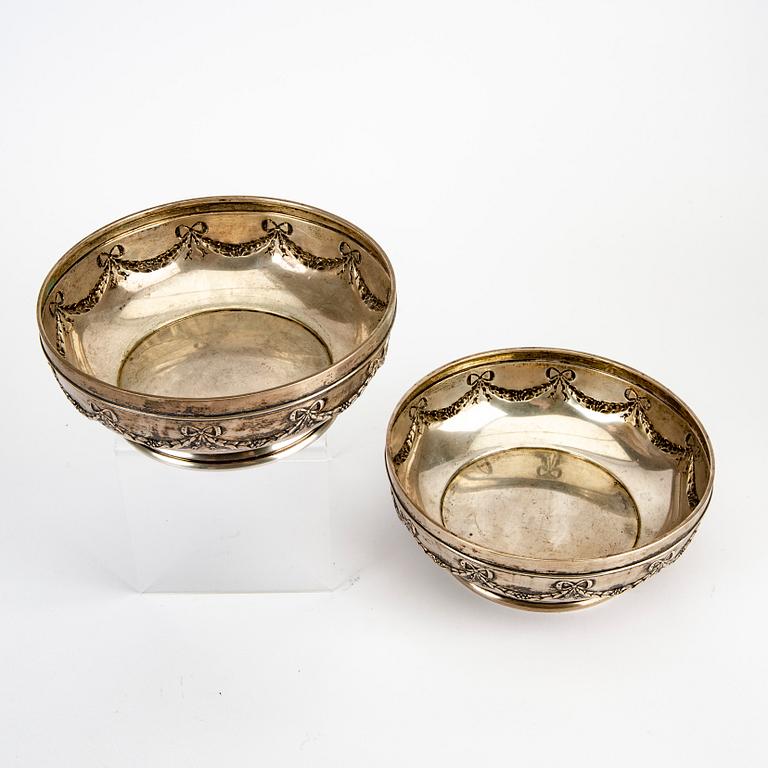 A Swedish 20th century set of 2 silver bowls mark of C.G.Hallberg Stockholm 1908, weight 850 gr, diam 20,5, height 8 cm.